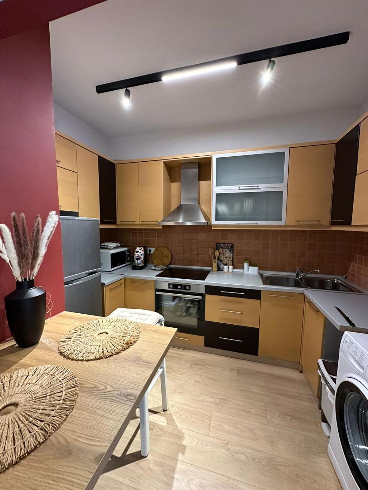 Apartment Urban Charm With Balcony Tirana